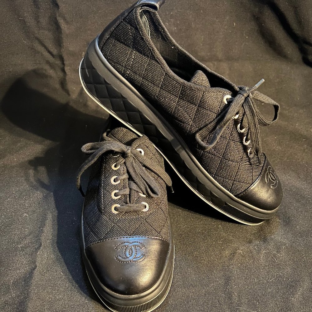 CHANEL 2018 Interlocking CC Logo Sneakers